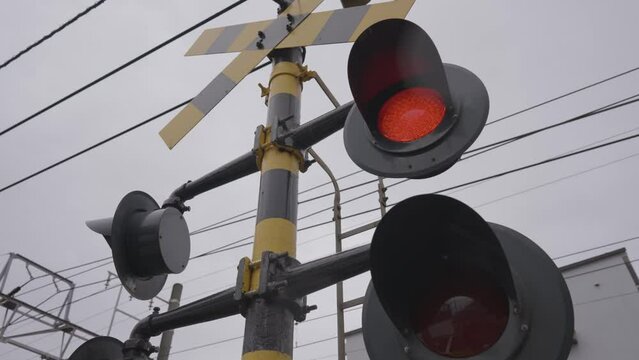 踏切の赤信号の風景動画