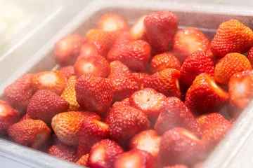 Gordijnen Fresh strawberries on the tray © xy