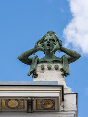 Fototapeta na wymiar prachtvoller Jugendstil in Wien, Detail einer Hausfassade in der Nähe des Naschmarkts, Skulptur einer schreienden Person