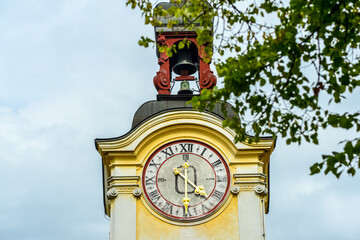 Ein alter Uhrturm