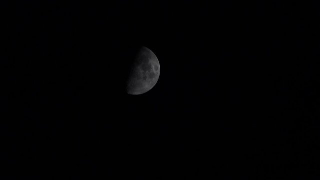 Grande moiti&eacute; de lune avec ciel nuageux film&eacute;e au 600mm
