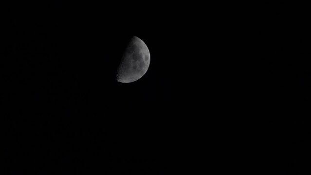 Grande moiti&eacute; de lune avec ciel nuageux film&eacute;e au 600mm