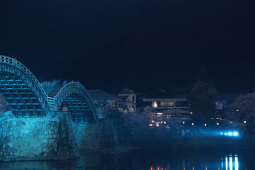 『錦帯橋とサクラ』夜桜 ライトアップ 山口県岩国  #日本観光　Kintai Bridge 　 - obrazy, fototapety, plakaty