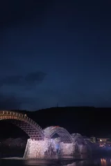 Fotobehang Kintai Brug 『錦帯橋とサクラ』夜桜 ライトアップ 山口県岩国   日本観光　Kintai Bridge 　