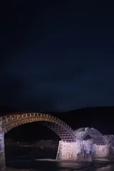 Foto op Plexiglas Kintai Brug 『錦帯橋とサクラ』夜桜 ライトアップ 山口県岩国   日本観光　Kintai Bridge 　