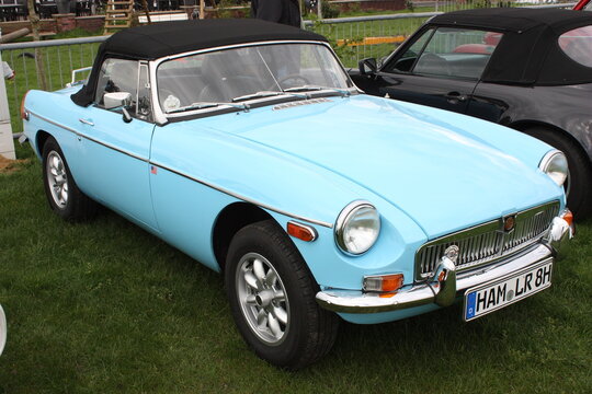 Mk1 MGB Pull Handle Roadster Cabriolet in Iris Blue von 1964, beim Oldtimertreff am Flugplatz, in Hamm Nordrhein-Westfalen am 10.04.2024