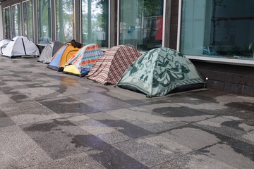 Campement de tentes de sans-abri dans la rue