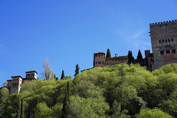 Teilaufnahme der Alhambra in Granada bei Sonneschein