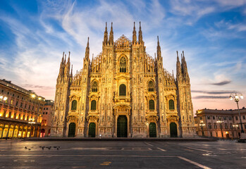 Sunrise over Duomo - obrazy, fototapety, plakaty