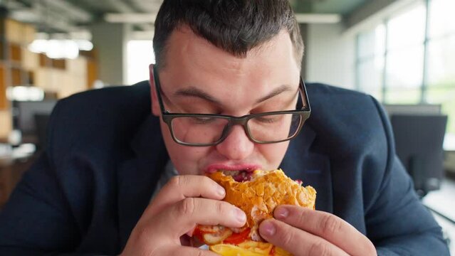 Thick Businessman Eat Burger And Play Vr In Office