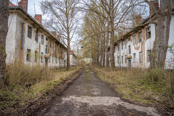 Ruinen und zerfallene Häuser auf der ehemals militärischen Halbinsel Wustrow an der Ostsee