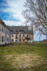 Ruinen und zerfallene H&auml;user auf der ehemals milit&auml;rischen Halbinsel Wustrow an der Ostsee