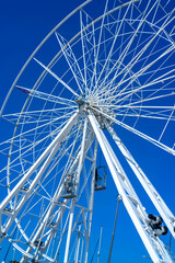 Fototapeta premium ferris wheel on a blue sky