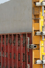 Betonbau, Teile einer Schalung auf einer Baustelle