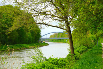 Blick entlang des Datteln-Hamm-Kanal über welchem eine Brücke führt nahe der Schleuse Werries...