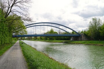 Fototapeta premium Maximilianbrücke über dem Datteln-Hamm-Kanal in der Nähe von Hamm, Beförderung, Bundeswasserstraße, Lippe, Wirtschaft, Infrastruktur, Kanal, Brücke, Bauwerk