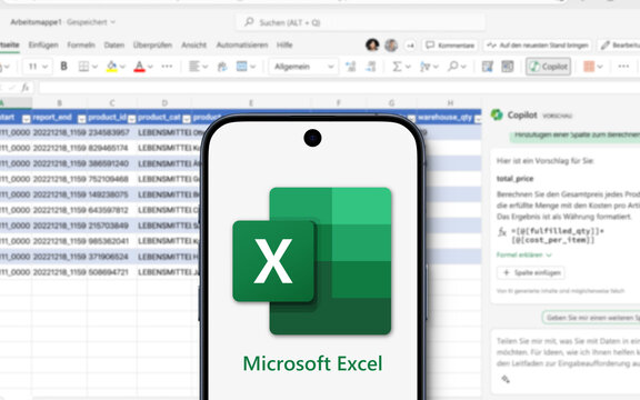 Microsoft Excel-Logo wird auf einem modernen Smartphone angezeigt, Tabelle der Anwendung dahinter, Kalkulationen, Berechnungsfunktionen, Grafiktools, Pivot-Tabellen und Makroprogrammiersprache