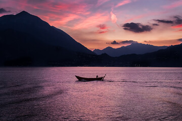 Barca nel lago al tramonto