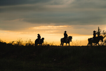 Fototapeta na wymiar cowboys and horses against the backdrop of breathtaking sunsets. Explore captivating silhouettes that embody the spirit of the Wild West and the beauty of nature