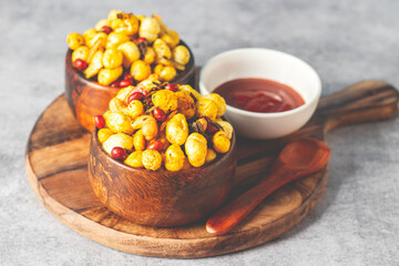 Naklejka premium Selective focus of delicious Makhana chaat, made of roasted lotus seeds. 