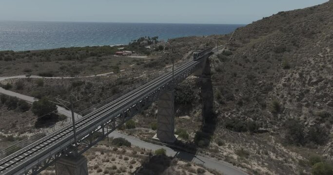 Tram de Alicante pasando por un puente de la provincia de Alicante