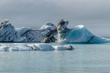 landscape of ice floating in Jokulsarlon glacier lagoon in Iceland  - obrazy, fototapety, plakaty