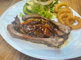 Baked ribs with salad and fried onions