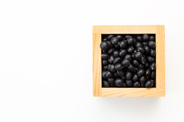 白背景に黒大豆