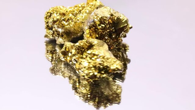 gold nugget spinning on the turntable and the reflection below