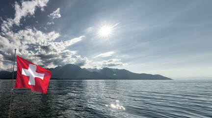 Genfer See mit Schweizer Flagge im Gegenlicht