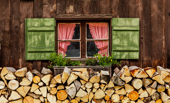 Fenster mit Gr&uuml;nen Fensterl&auml;den und karierter Gardine auf einer Almh&uuml;tte