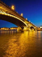 Photo sur Plexiglas Széchenyi lánchíd View of bridges in Budapest, Hungary. Old historic buildings, bridges and the Danube River. Classic blue hour photo.