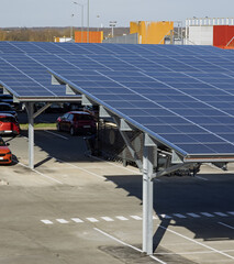 Installation de panneaux photovoltaïque sur le toit d'un parking - 787369994