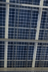 Installation de panneaux photovoltaïque sur le toit d'un parking - 787370100