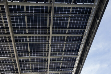 Installation de panneaux photovoltaïque sur le toit d'un parking - 787370107