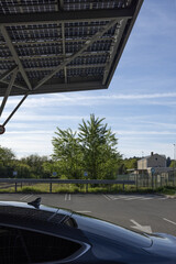 Installation de panneaux photovoltaïque sur le toit d'un parking - 787370108