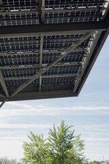 Installation de panneaux photovoltaïque sur le toit d'un parking - 787370110