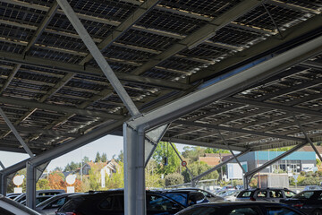 Installation de panneaux photovoltaïque sur le toit d'un parking - 787370122