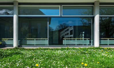 Moderne Glasfassade Gebäude mit Wiese