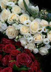 Blumen helfen beim Trauern am grab