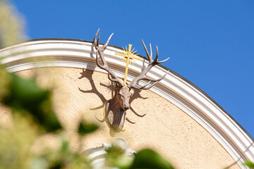 Hirschgeweih an einer Fassade