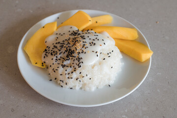 Thai Sweet Sticky Rice With Mango (Khao Neeo Mamuang) 