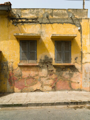  un ancien bâtiment colonial dans la vieille ville de Saint Louis au Sénégal en Afrique de l'Ouest - obrazy, fototapety, plakaty