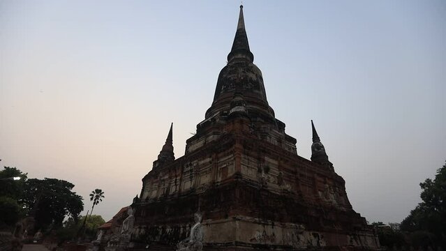 The background of the video is of the evening sun falling on an ancient ancient site in Ayutthaya, Thailand. Wat Chaiwatthanaram Wat Yai Chai Mongkol It is ancient and worth studying its history.