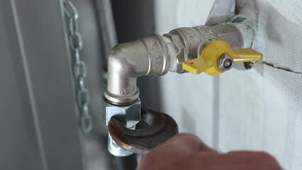 Disconnecting gas stove from gas pipeline, gasman turned off valve and unscrewed nut of flexible hose.