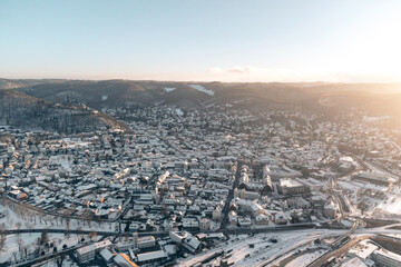 Ausblick auf Stadt Wernigerode. Jahreszeit Winter. Sonnenuntergang mit wolkenfreien Himmel