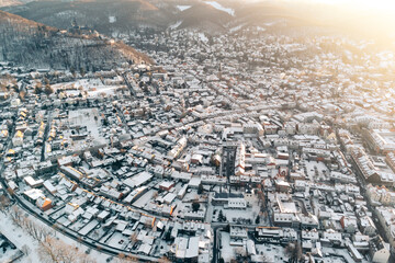 Verschneite Stadt Wernigerode im Winter. Luftaufnahme bei Sonnenuntergang