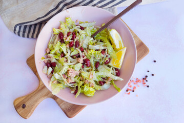 Iceberg salad with tuna and red beans