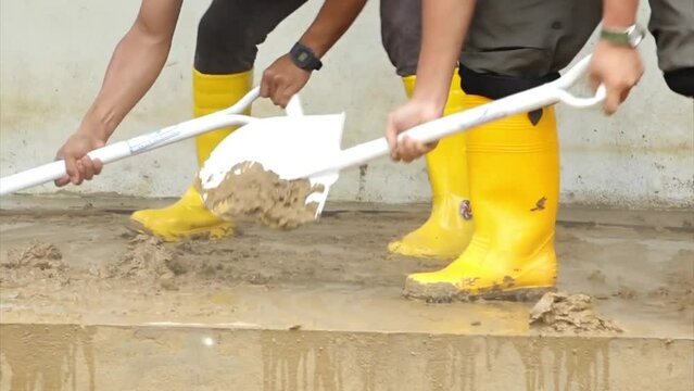 volunteers clean up the flooded area during flood season