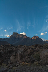 montaña y luna vertical